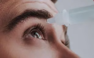 Gotas para os olhos: tipos e como usar Gotas para os olhos: tipos e como usar