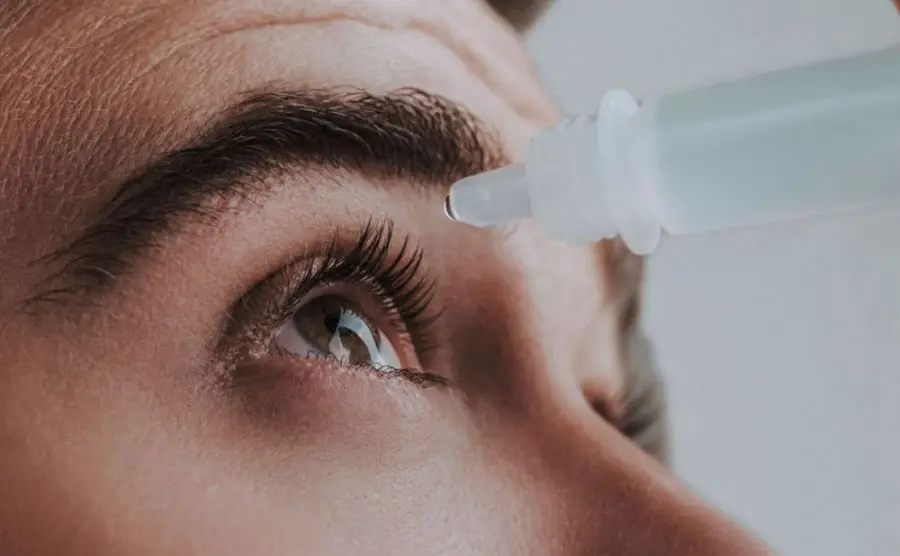 Gotas para os olhos: tipos e como usar Gotas para os olhos: tipos e como usar